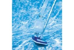 Bestway Flowclear Schoonmaakset Deluxe -Intex Zwembaden Winkel bestway flowclear schoonmaakset deluxe borstel in gebruik