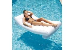 Interline Drijvend Luxe Ligbed -Intex Zwembaden Winkel interline drijvend luxe ligbed op water met persoon