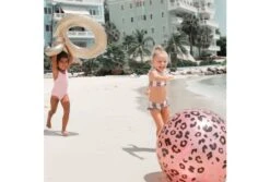 Swim Essentials Opblaasbare Bal Sproeier | Panterprint 7 Swim Essentials Opblaasbare Bal Sproeier | Panterprint -Intex Zwembaden Winkel swim essentials opblaasbare bal sproeier panterprint in gebruik2