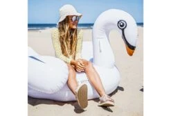 Swim Essentials Witte Zwaan Ride-on Luchtbed 7 Swim Essentials Witte Zwaan Ride-on Luchtbed -Intex Zwembaden Winkel swim essentials witte zwaan ride on strand